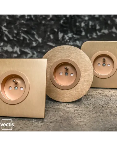 Prise murale carré or brossé avec cache interchangeable – Design et pratique