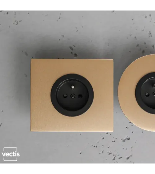 Prise murale carré or brossé avec cache interchangeable – Design et pratique