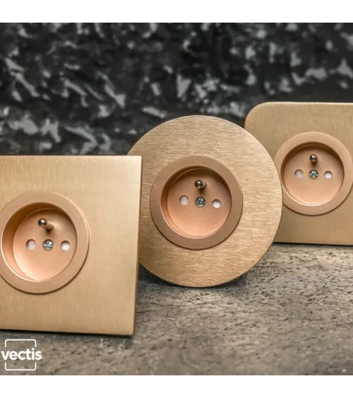 Prise murale ronde doreé mat avec cache interchangeable – Design et pratique