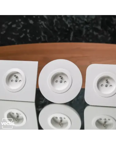 Prise murale carré blanche avec cache interchangeable – Design et pratique